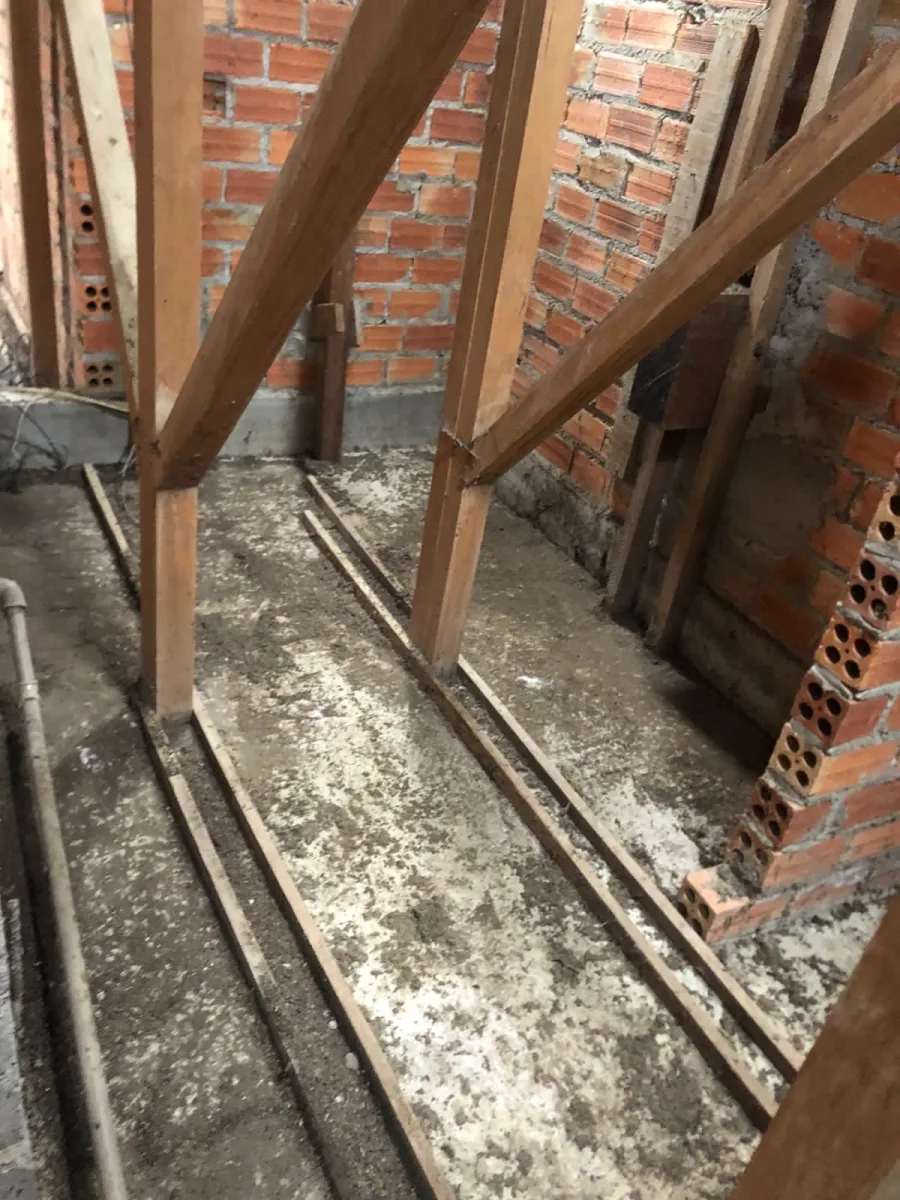 Resíduos acumulados no piso de um forro antes da higienização