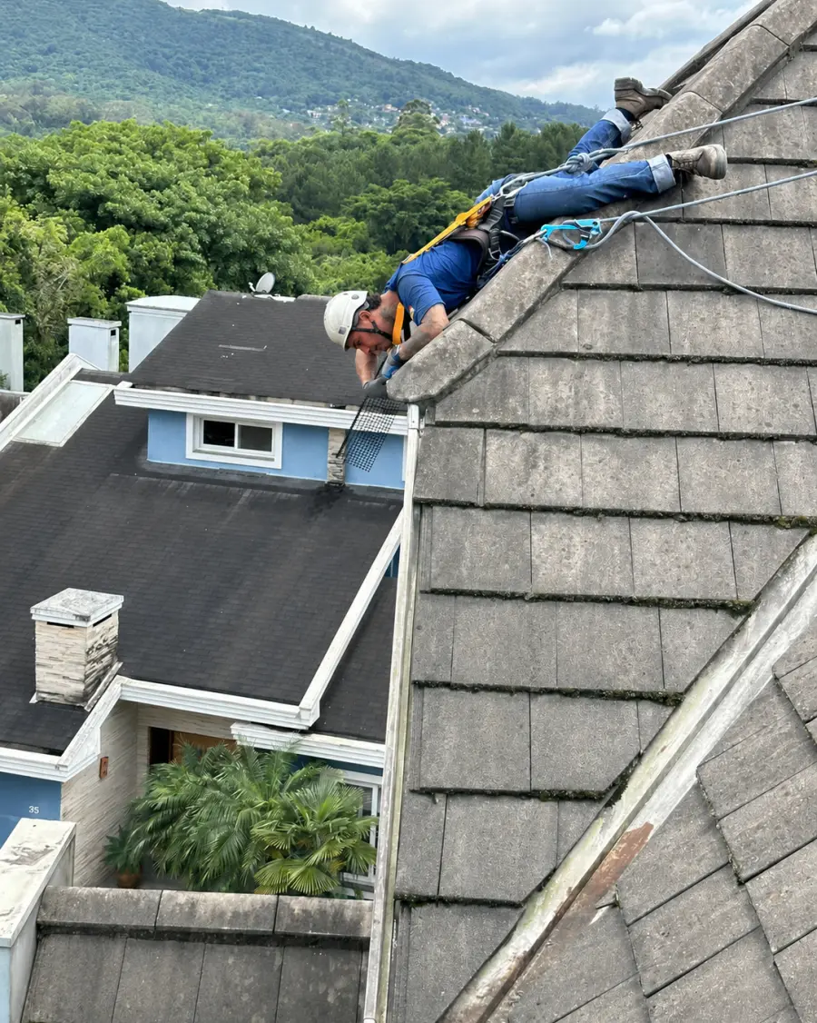 Técnico da Ecosul aplicando tela na cumeeira do telhado